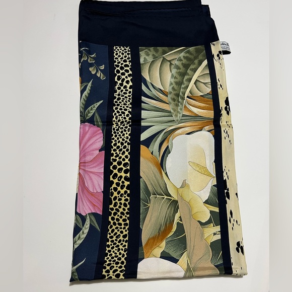 Salvatore Ferragamo 100% Silk Scarf 35x35 inches - Picture 5 of 8